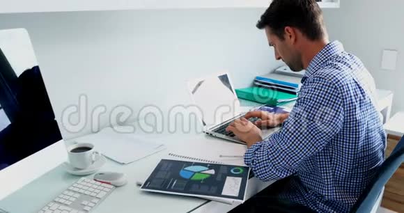 在桌子4k上用笔记本电脑的人视频的预览图