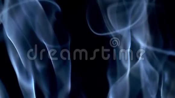 蓝色烟雾在黑色背景上的缓慢运动视频的预览图