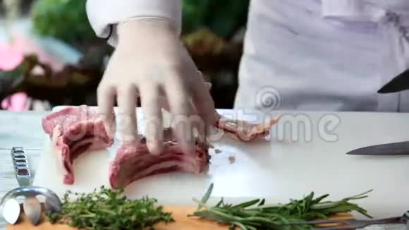 手拿刀和肉视频的预览图