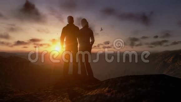 两个人在山顶日落时分视频的预览图