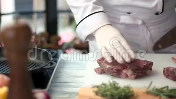 手中的肉和刀视频的预览图