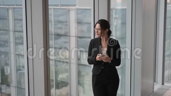 现代商业女性使用手机的画像视频的预览图