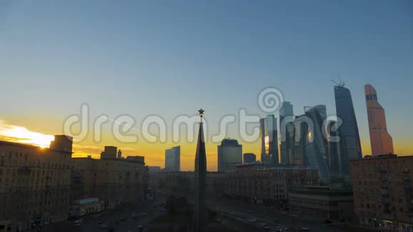 有汽车和行人的城市道路俄罗斯莫斯科视频的预览图