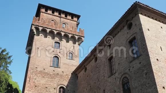 乌格纳诺贝加莫意大利村庄中心的中世纪城堡视频的预览图