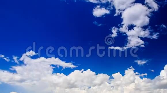 白色积云在蓝天上运动视频的预览图