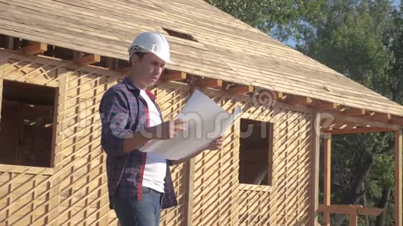 概念建筑构建建筑师慢动作视频戴头盔的建筑工人的生活方式视频的预览图