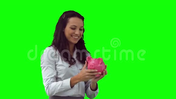 慢动作的快乐女人手里拿着储蓄罐视频的预览图