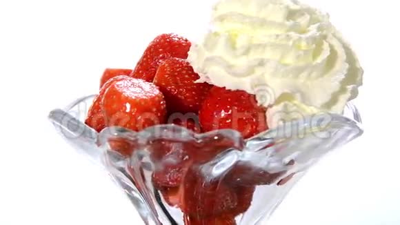 草莓加鲜奶油视频的预览图