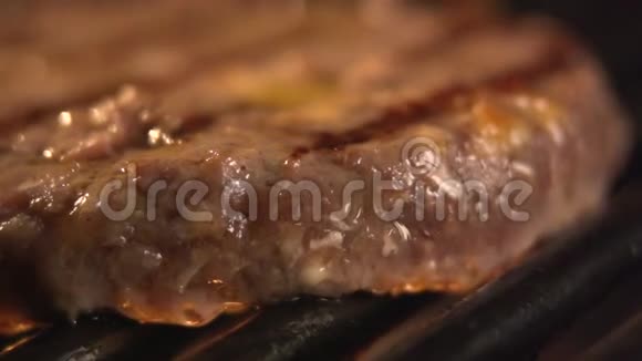 烧烤架上美味的鱼片肉视频的预览图
