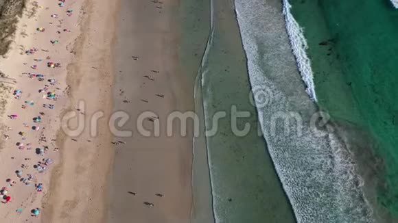 海浪沙滩人们从无人驾驶飞机兰扎达海滩海水浴西班牙加利西亚视频的预览图