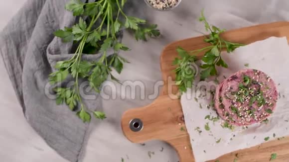 有甜菜根和白豆的蔬菜汉堡视频的预览图