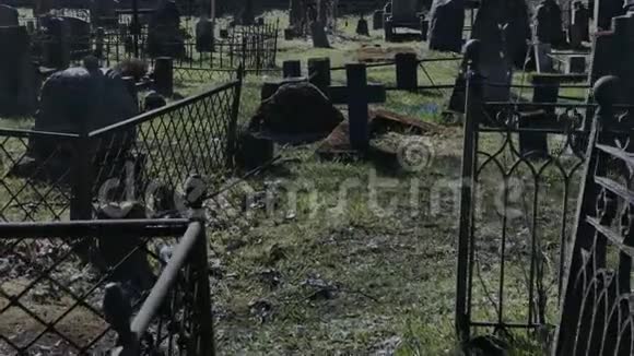走在古老的墓地里视频的预览图