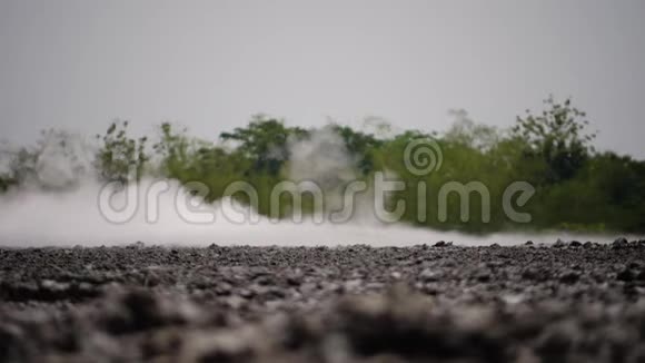 泥火山BledugKuwu印度尼西亚视频的预览图