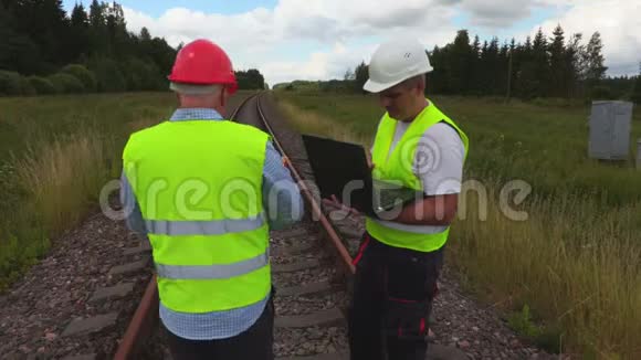 铁路轨道上的工程师和工人视频的预览图