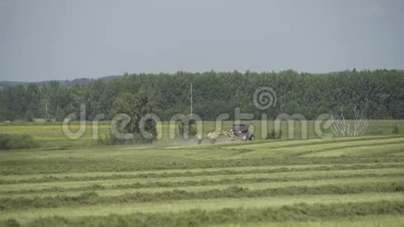 拖拉机在农田上收割土地收割场农业机械视频的预览图