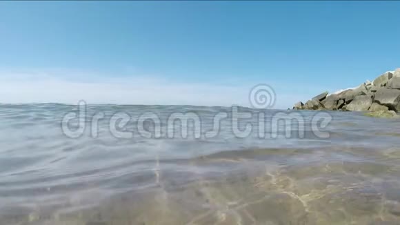 波兰波罗的海冲浪冲浪镜头视频的预览图