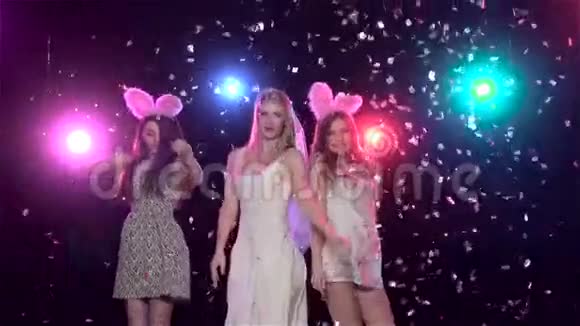 在单身派对上跳舞的女孩子对着闪光灯慢动作视频的预览图