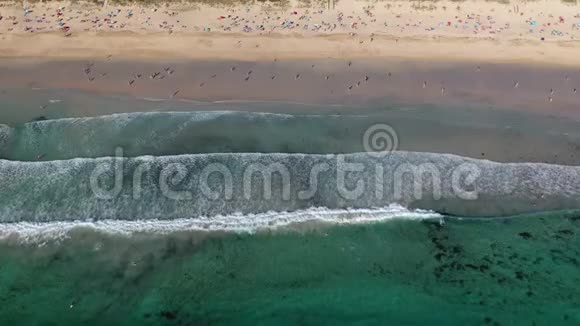 海浪沙滩人们从无人驾驶飞机兰扎达海滩海水浴西班牙加利西亚视频的预览图