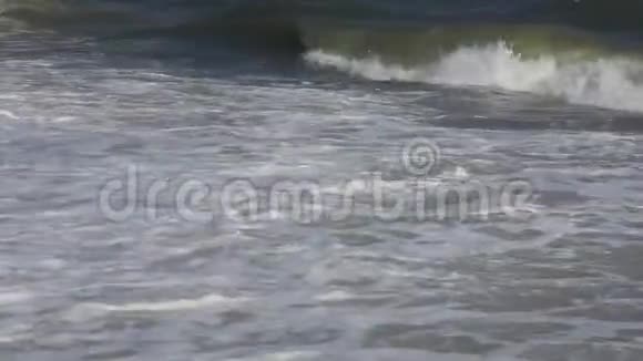 火岛海滩上的海浪视频的预览图