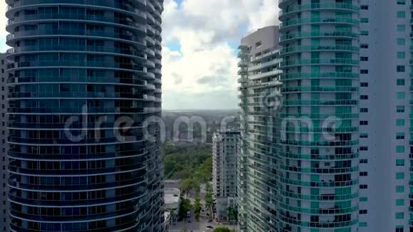 迈阿密佛罗里达州美国2019年5月空中无人机观景飞行迈阿密市中心街道住宅楼从上面视频的预览图