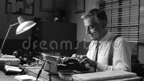 微笑的老式记者在办公桌上工作视频的预览图