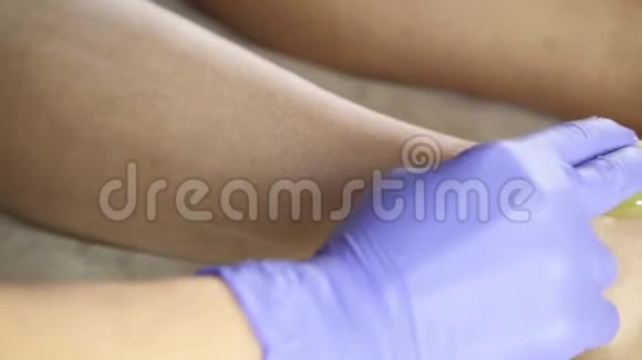 美容师用剃毛去除不必要的腿毛勃起过程视频的预览图