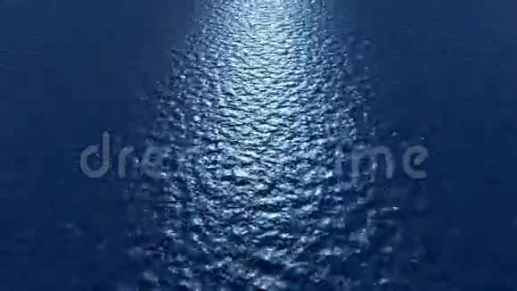 阳光照耀着蓝色的海洋视频的预览图