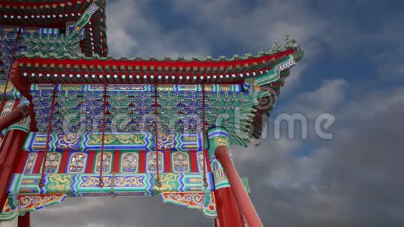 北海公园的中国传统古色古香的大门中国北京紫禁城西北的一座皇家园林视频的预览图
