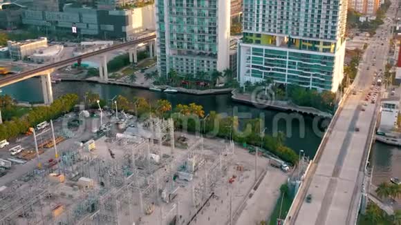 迈阿密佛罗里达州美国2019年5月空中无人机观景飞行迈阿密市中心道路高架桥和立交桥从上面视频的预览图