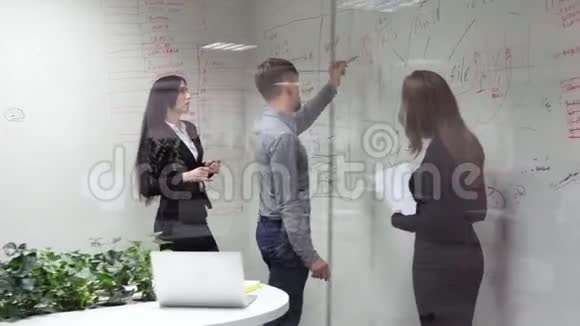 办公室的商务会议视频的预览图
