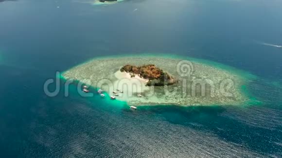 小的典型岛屿白色沙滩俯视视频的预览图