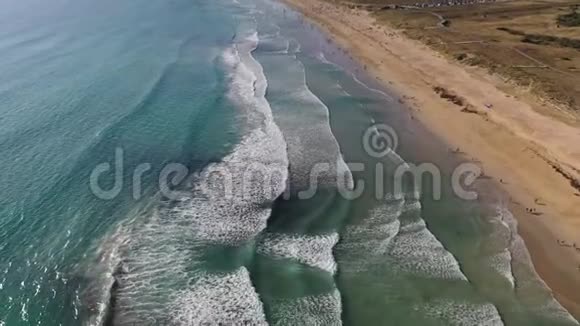 海浪沙滩人们从无人驾驶飞机兰扎达海滩海水浴西班牙加利西亚视频的预览图