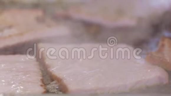 在专业烤架上烤熟的牛腰肉视频的预览图