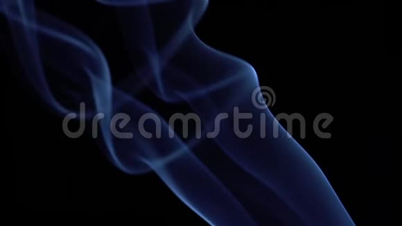 蓝色烟雾在黑色背景上的缓慢运动视频的预览图
