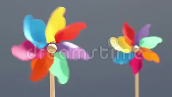 五颜六色的玩具风车视频的预览图