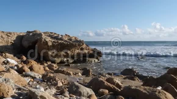 海洋岩石海滩被塑料垃圾污染地球污染视频的预览图