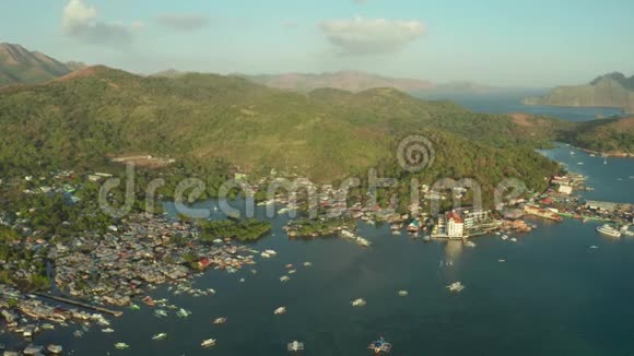 科伦镇的鸟瞰图菲律宾巴拉望布桑加视频的预览图