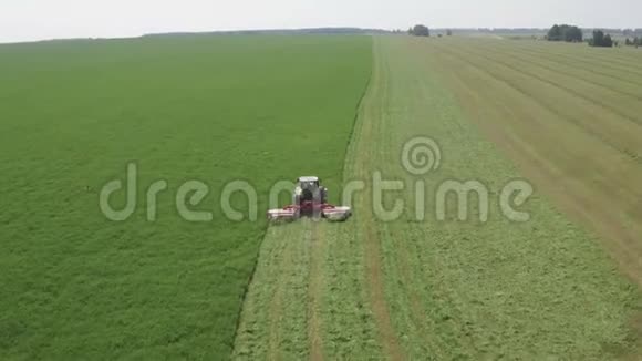 农用拖拉机在农田上行驶收割土地收割场农业机械视频的预览图