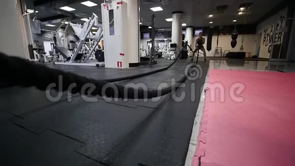 一个年轻女子在健身房训练视频的预览图