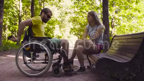 年轻的残疾人和妻子在公园散步视频的预览图