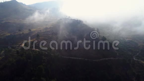 雾中山的鸟瞰斜坡视频的预览图