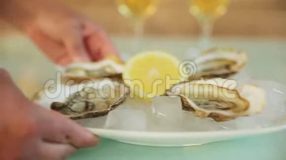 加白葡萄酒的牡蛎视频的预览图