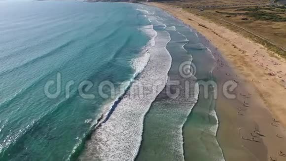 海浪沙滩人们从无人驾驶飞机兰扎达海滩海水浴西班牙加利西亚视频的预览图