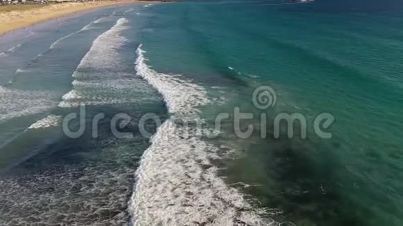 海浪沙滩人们从无人驾驶飞机兰扎达海滩海水浴西班牙加利西亚视频的预览图