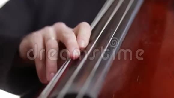 大提琴音乐家在大提琴上演奏视频的预览图