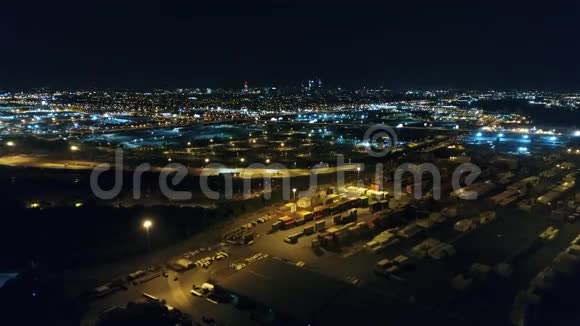 夜间飞往费城天际线的鸟瞰图视频的预览图