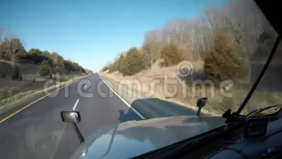 半卡车挡风玻璃公路驾驶视频的预览图