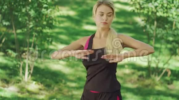 运动女性训练伸展运动在夏季公园健身妇女视频的预览图