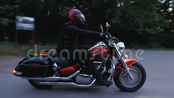 一个人骑摩托车在森林里的路上视频的预览图
