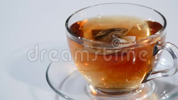 早餐泡茶杯中带热水的茶袋视频的预览图